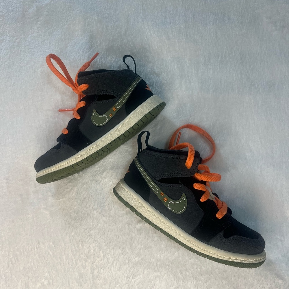 Nike Kids Black and Orange Sneakers